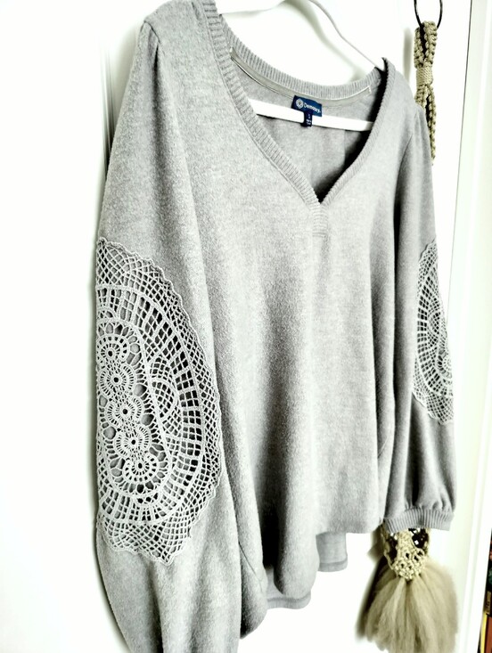 Democracy Sweaters - Democracy Women's L Gray V-Neck Sweater Crochet Lace Sleeve Medallion Size